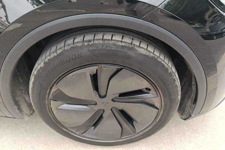 Used Tesla Model Y 2025 Long-Range All-Wheel Drive First Edition Right Front Wheel Hub