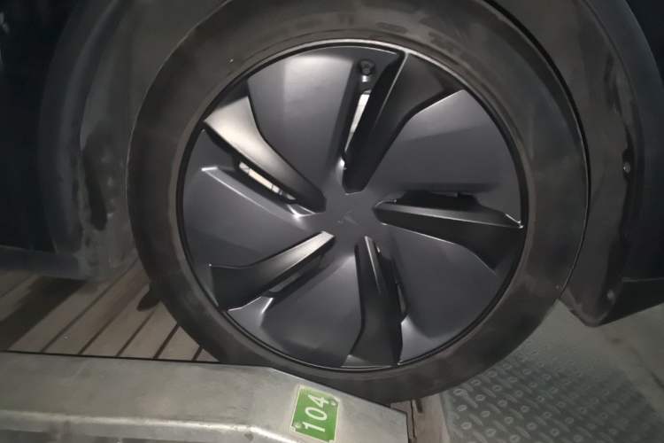 Used Tesla Model Y 2025 Rear-Wheel Drive First Edition Right Front Wheel Hub