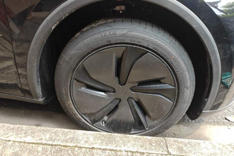 Used Tesla Model Y 2025 Rear-Wheel-Drive Version Right Front Wheel Hub