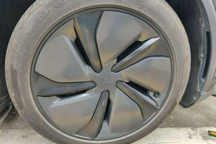 Used Tesla Model Y 2025 Long-Range All-Wheel-Drive Version Right Front Wheel Hub