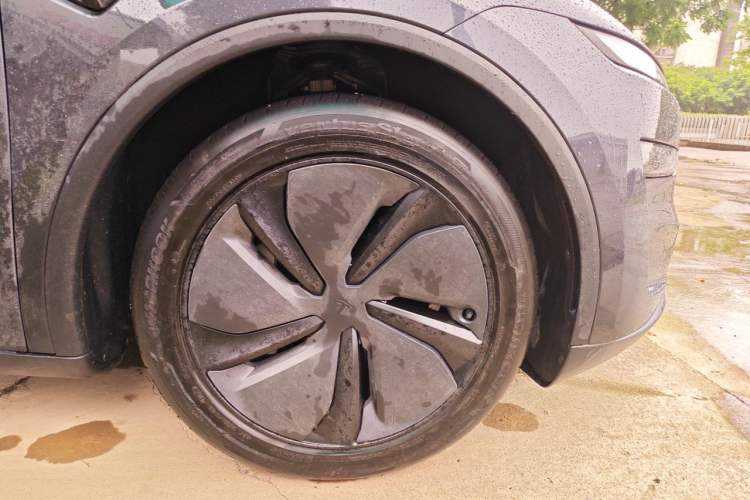 Used Tesla Model Y 2025 Long-Range All-Wheel Drive First Edition Right Front Wheel Hub