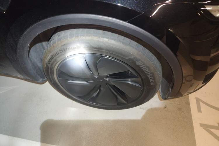 Used Tesla Model Y 2025 Long-Range All-Wheel-Drive Version Right Front Wheel Hub
