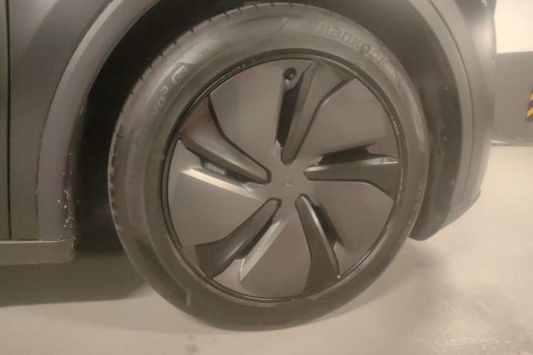Used Tesla Model Y 2025 Long-Range All-Wheel Drive First Edition Right Front Wheel Hub