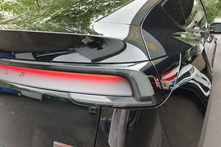 Used Tesla Model Y 2025 Long-Range All-Wheel-Drive Version Right Rear Taillight