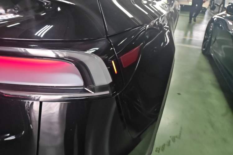 Used Tesla Model Y 2025 Long-Range All-Wheel-Drive Version Right Rear Taillight