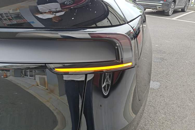 Used Tesla Model Y 2025 Rear-Wheel Drive First Edition Right Rear Taillight