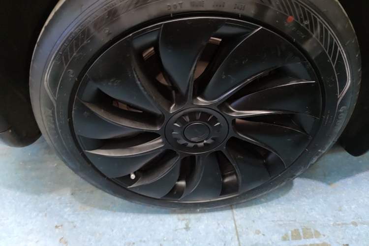 Used Tesla Model Y 2025 Rear-Wheel-Drive Version Right Rear Wheel Hub