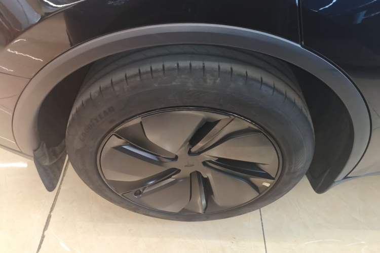 Used Tesla Model Y 2025 Rear-Wheel-Drive Version Right Rear Wheel Hub