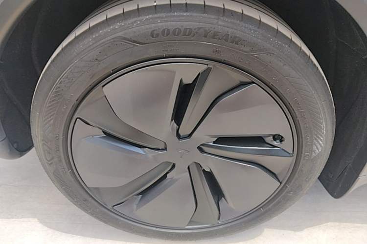 Used Tesla Model Y 2025 Rear-Wheel-Drive Version Right Rear Wheel Hub