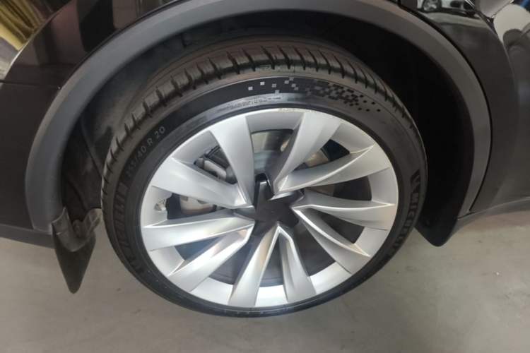 Used Tesla Model Y 2025 Long-Range All-Wheel-Drive Version Right Rear Wheel Hub
