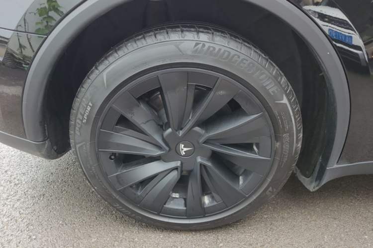 Used Tesla Model Y 2025 Long-Range All-Wheel-Drive Version Right Rear Wheel Hub