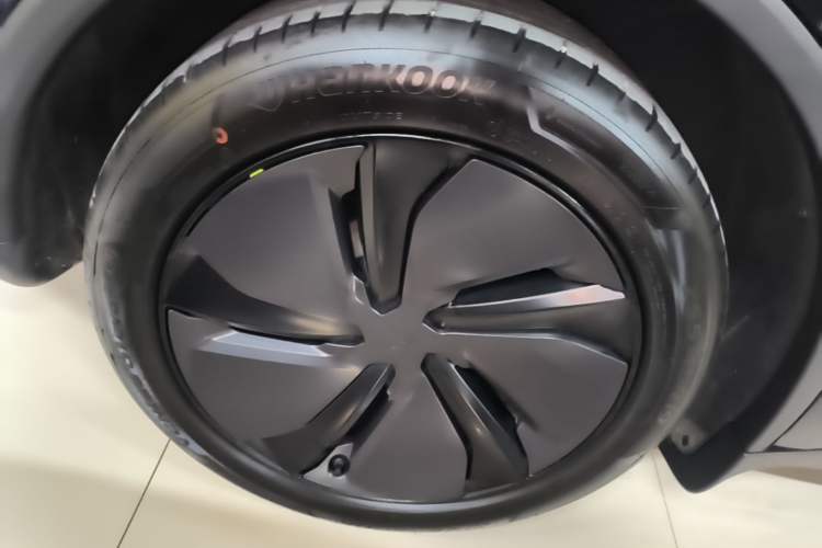 Used Tesla Model Y 2025 Updated Version Long-Range All-Wheel Drive Right Rear Wheel Hub