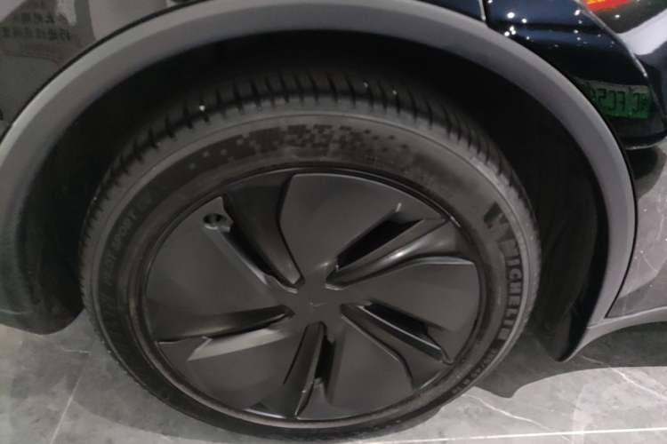Used Tesla Model Y 2025 Long-Range All-Wheel-Drive Version Right Rear Wheel Hub