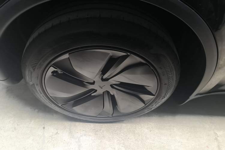 Used Tesla Model Y 2025 Rear-Wheel Drive First Edition Right Rear Wheel Hub