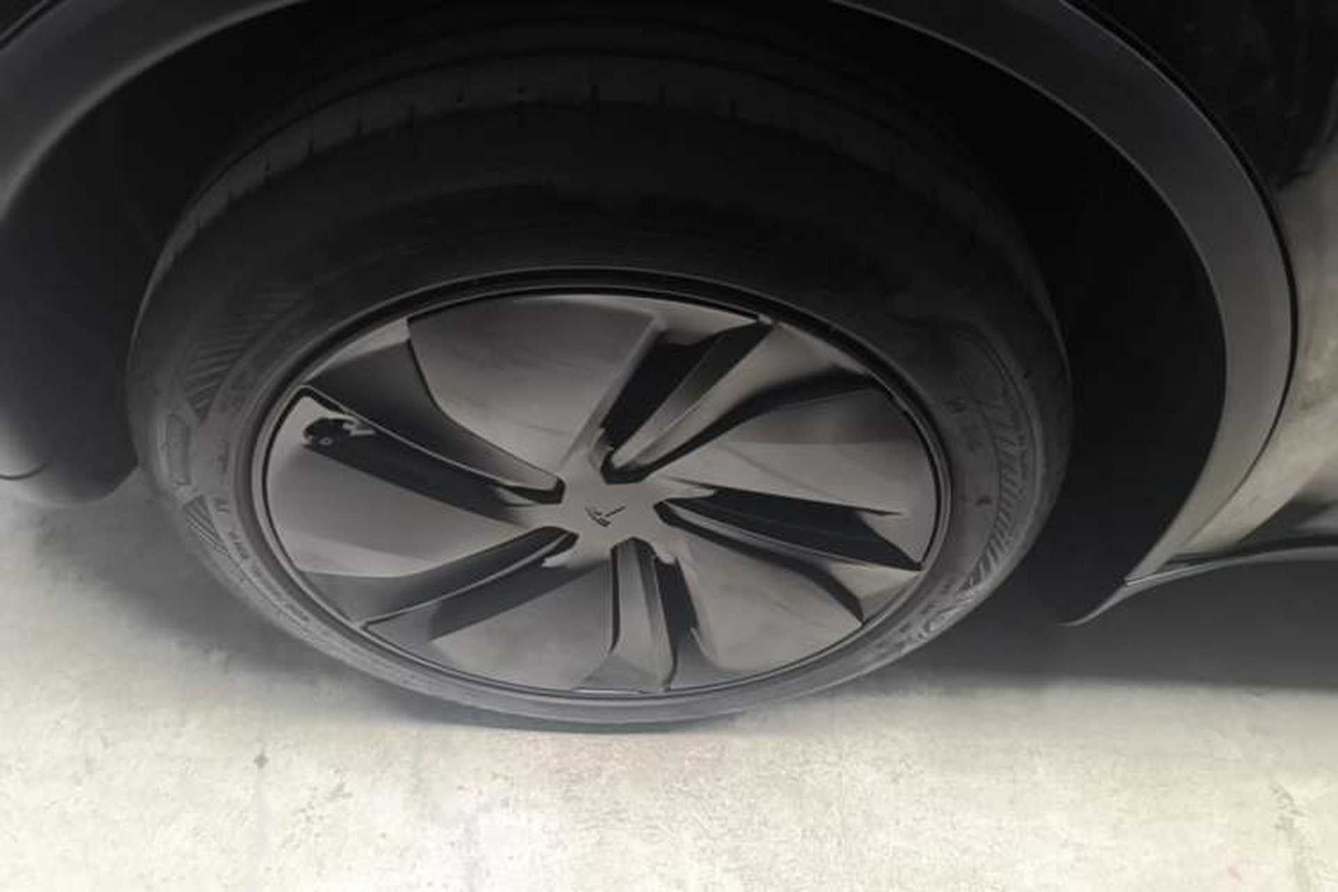 Used Tesla Model Y 2025 Rear-Wheel Drive First Edition Right Rear Wheel Hub