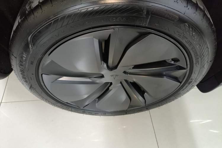 Used Tesla Model Y 2025 Rear-Wheel-Drive Version Right Rear Wheel Hub