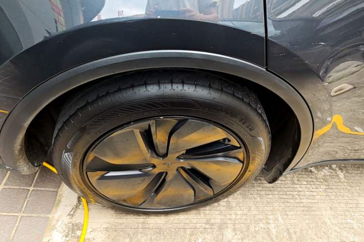 Used Tesla Model Y 2025 Rear-Wheel Drive First Edition Right Rear Wheel Hub