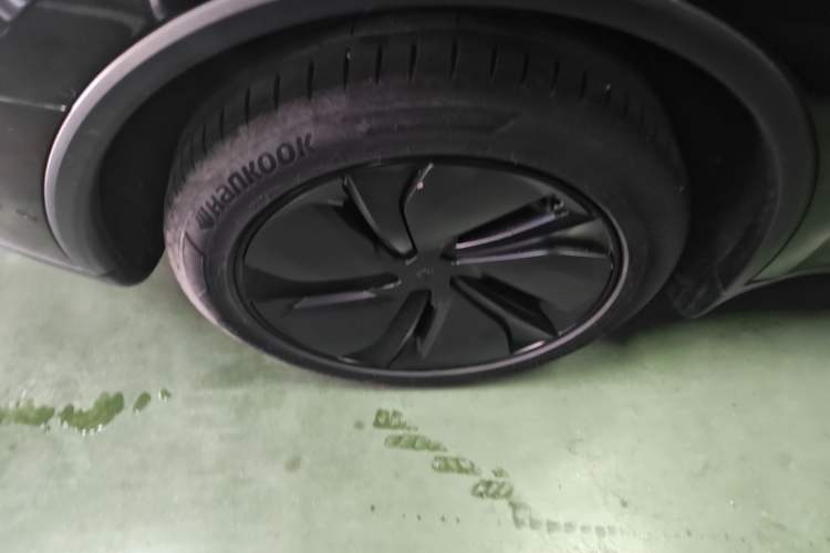 Used Tesla Model Y 2025 Long-Range All-Wheel-Drive Version Right Rear Wheel Hub