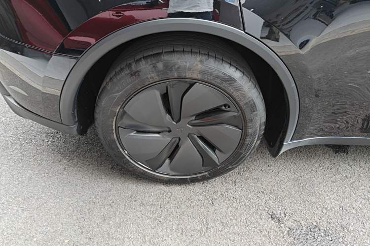 Used Tesla Model Y 2025 Rear-Wheel Drive First Edition Right Rear Wheel Hub