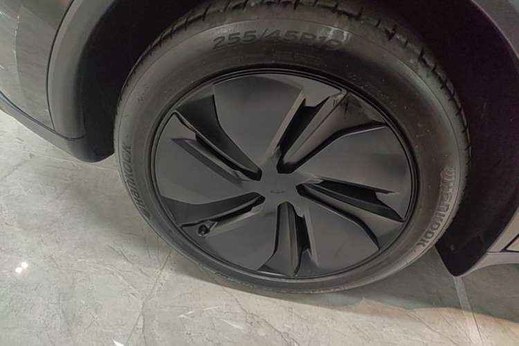 Used Tesla Model Y 2025 Updated Version Long-Range All-Wheel Drive Right Rear Wheel Hub