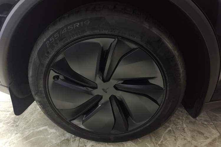 Used Tesla Model Y 2025 Long-Range All-Wheel-Drive Version Right Rear Wheel Hub