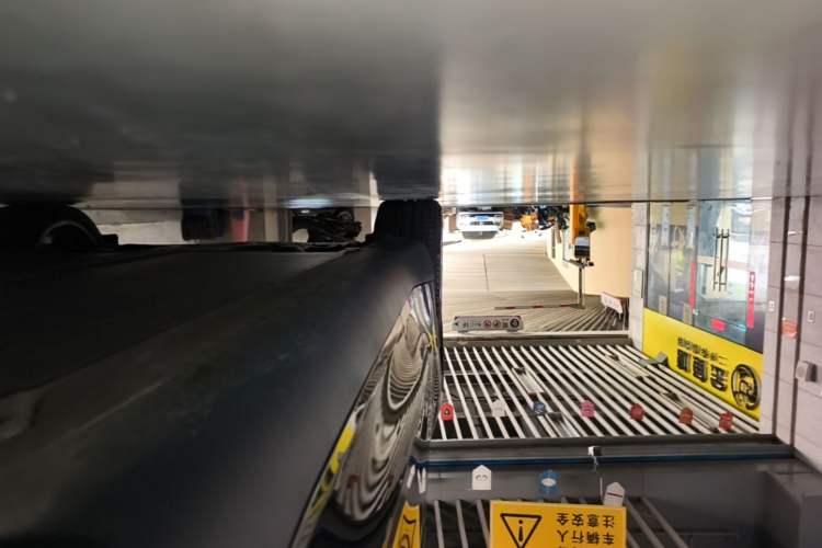 Used Tesla Model Y 2025 Long-Range All-Wheel-Drive Version Right Side Sill