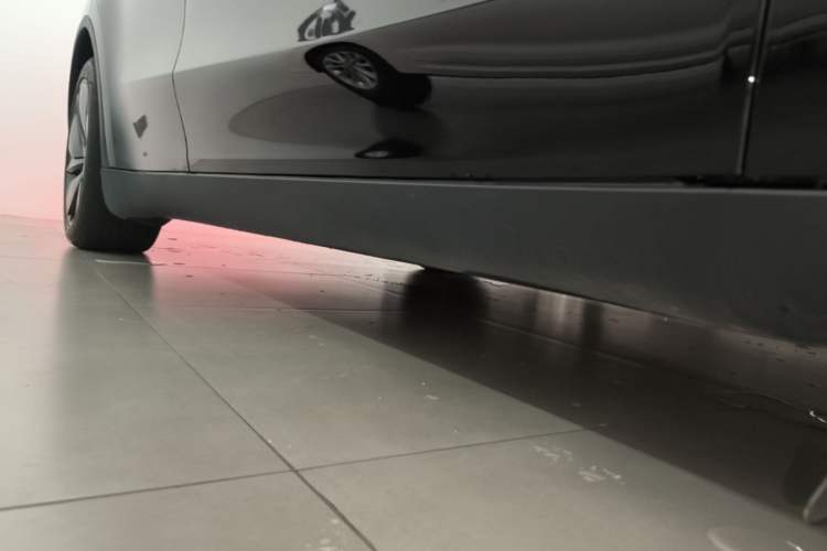 Used Tesla Model Y 2025 Rear-Wheel-Drive Version Right Side Sill