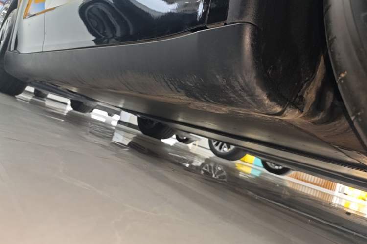 Used Tesla Model Y 2025 Long-Range All-Wheel-Drive Version Right Side Sill