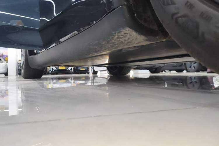 Used Tesla Model Y 2025 Rear-Wheel Drive First Edition Right Side Sill