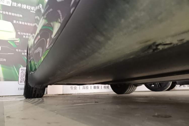 Used Tesla Model Y 2025 Updated Version Long-Range All-Wheel Drive Right Side Sill