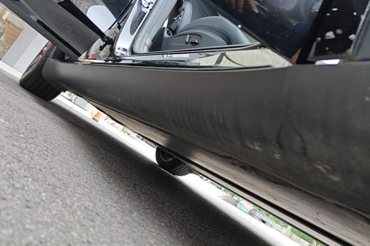 Used Tesla Model Y 2025 Rear-Wheel Drive First Edition Right Side Sill