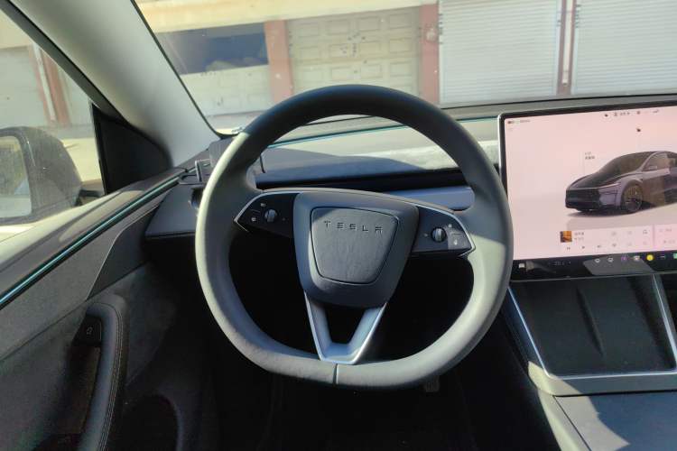 Used Tesla Model Y 2025 Long-Range All-Wheel Drive First Edition Steering Wheel