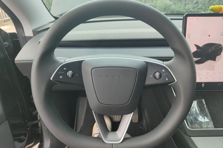 Used Tesla Model Y 2025 Rear-Wheel-Drive Version Steering Wheel