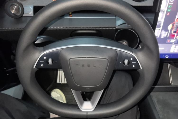 Used Tesla Model Y 2025 Rear-Wheel-Drive Version Steering Wheel