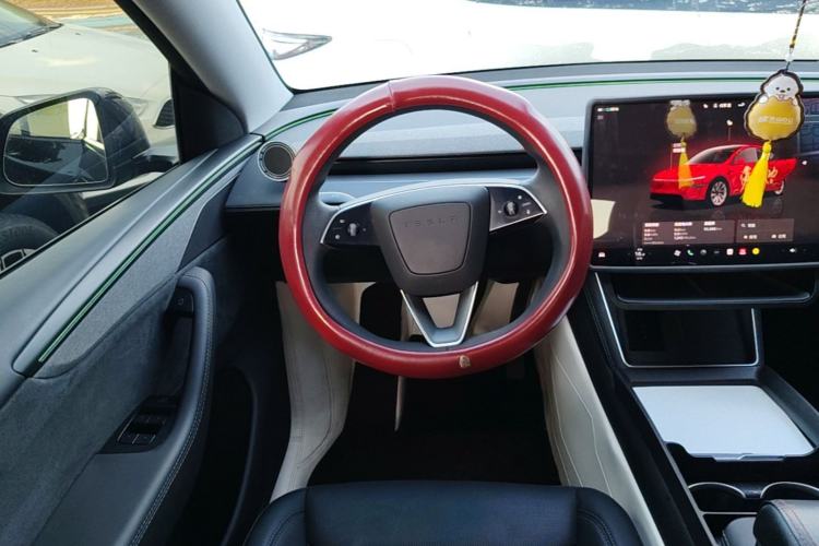 Used Tesla Model Y 2025 Long-Range All-Wheel Drive First Edition Steering Wheel