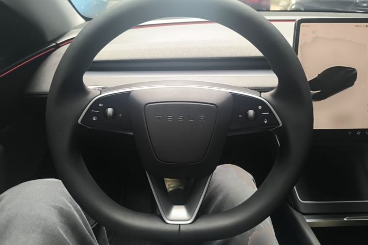 Used Tesla Model Y 2025 Rear-Wheel Drive First Edition Steering Wheel