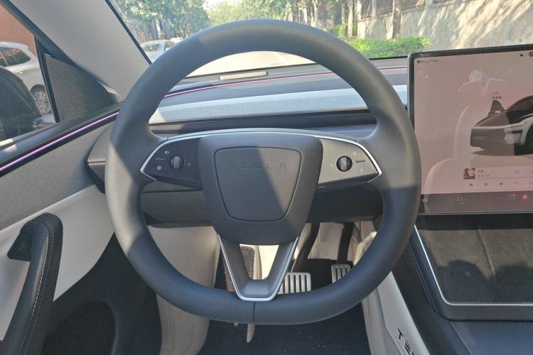 Used Tesla Model Y 2025 Rear-Wheel Drive First Edition Steering Wheel