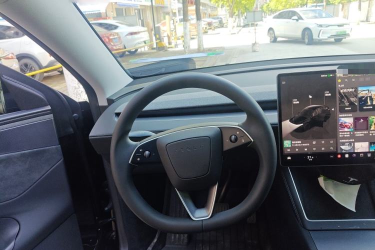 Used Tesla Model Y 2025 Updated Version Long-Range All-Wheel Drive Steering Wheel
