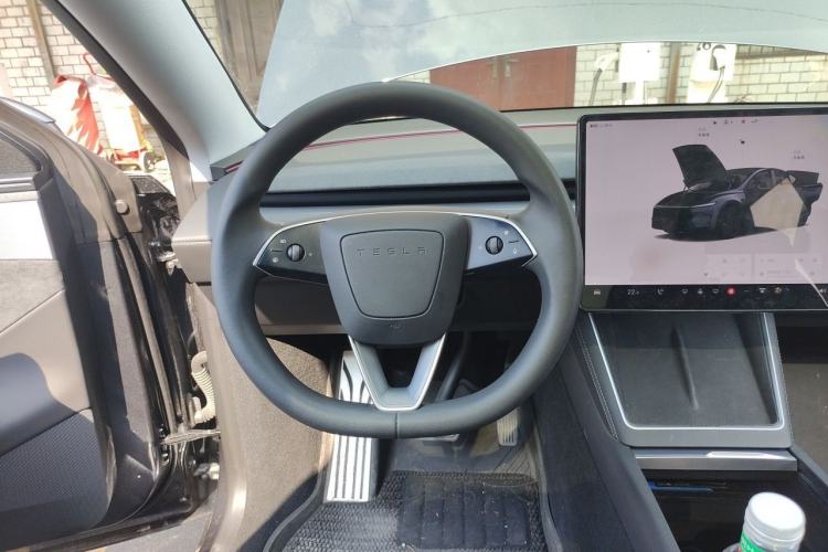 Used Tesla Model Y 2025 Long-Range All-Wheel Drive First Edition Steering Wheel