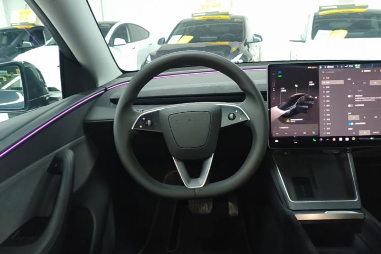 Used Tesla Model Y 2025 Rear-Wheel Drive First Edition Steering Wheel