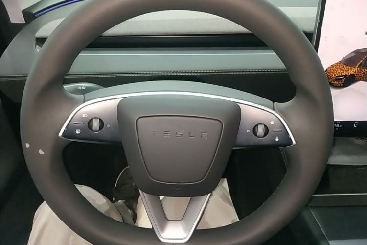 Used Tesla Model Y 2025 Rear-Wheel-Drive Version Steering Wheel