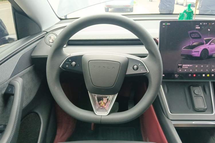 Used Tesla Model Y 2025 Long-Range All-Wheel Drive First Edition Steering Wheel