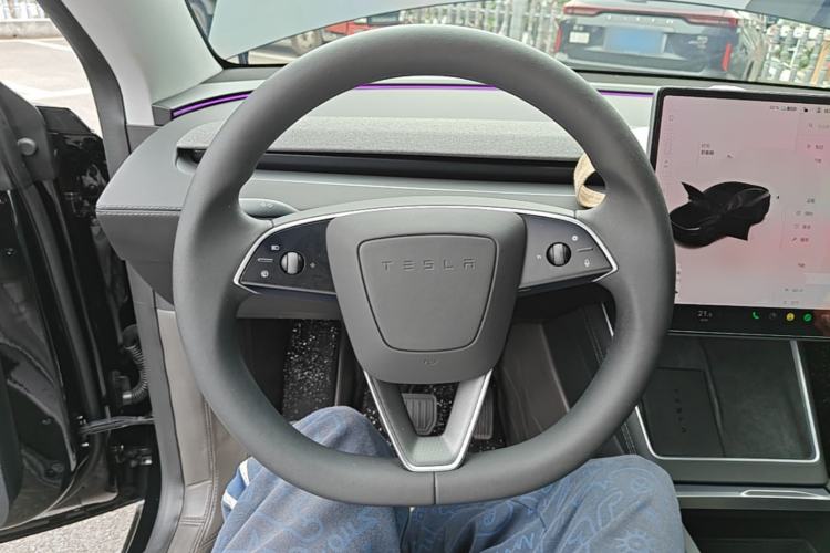 Used Tesla Model Y 2025 Rear-Wheel Drive First Edition Steering Wheel