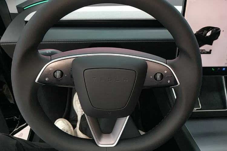Used Tesla Model Y 2025 Rear-Wheel-Drive Version Steering Wheel