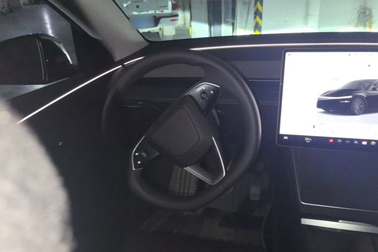 Used Tesla Model Y 2025 Rear-Wheel Drive First Edition Steering Wheel