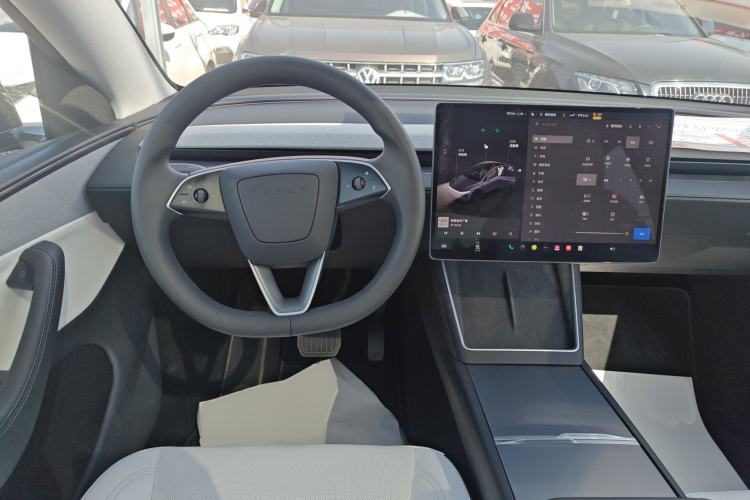 Used Tesla Model Y 2025 Rear-Wheel Drive First Edition Steering Wheel