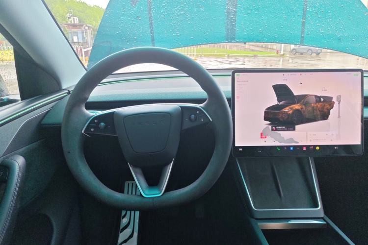Used Tesla Model Y 2025 Long-Range All-Wheel Drive First Edition Steering Wheel