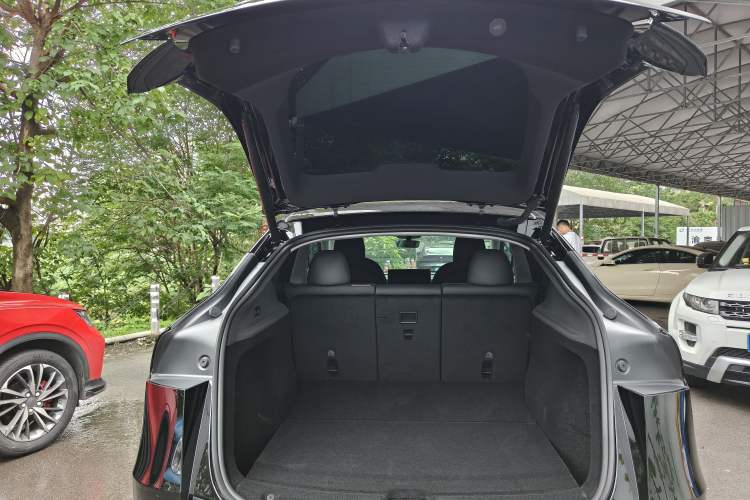 Used Tesla Model Y 2025 Long-Range All-Wheel-Drive Version Trunk