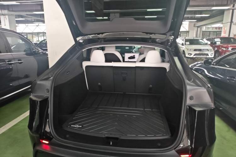 Used Tesla Model Y 2025 Long-Range All-Wheel-Drive Version Trunk
