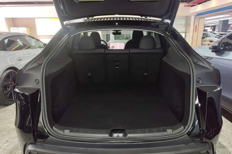 Used Tesla Model Y 2025 Long-Range All-Wheel-Drive Version Trunk